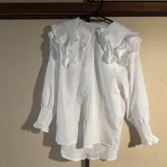 フリル付きホワイト長袖シャツ