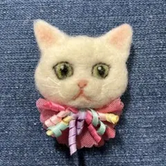SALE‼️羊毛フェルト⭐️手作り グリーンの瞳猫ブローチ✨ピンク