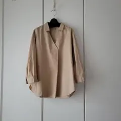 GUベージュシャツ