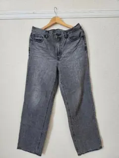 GU グレー ハイライズストレートジーンズ