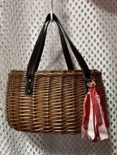 天然素材編み込みバスケット 中型 レザー持ち手、バッグチャーム付き