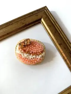 ビーズ刺繍ブローチ　ぷっくりマカロン　オレンジ
