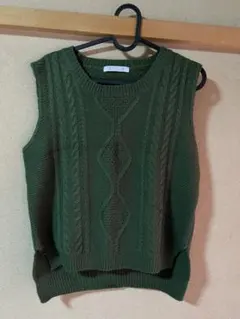ダークグリーン ケーブル編み ニットベスト