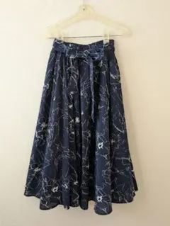 【アズノウアズ】　花柄フレアスカート／ネイビー✕白、膝より少し長め、リボンあり
