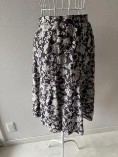フレアスカート 黒と白の花柄 ひざ丈　ウエスト64cm