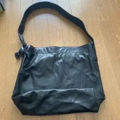 黒い合成皮革ショルダーバッグ