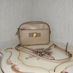 フェラガモ　ベージュ リボン ショルダーバッグヴァラ