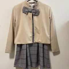 ボウタイ付きジャケットとチェック柄ワンピース