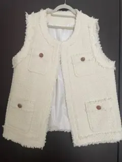 ホワイトツイードベスト 金色ボタン付き　ハレノヒ