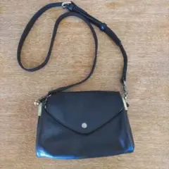 黒いフラップ式ショルダーバッグ