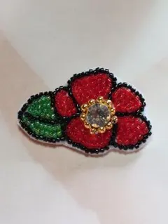 椿の花ブローチ 赤の椿　ビーズ刺繍ブローチ　ハンドメイド