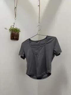 グレー スクエアネック ロゴ刺繍 半袖トップス