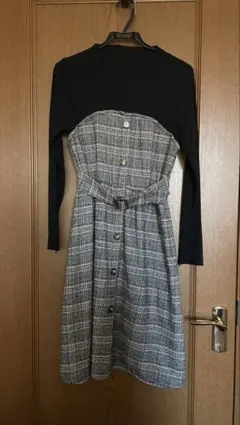 黒とチェック柄の長袖ワンピース Avail