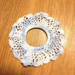 レース編みの青白シュシュ