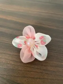 ストロベリー柄の花型クリップ