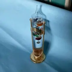 浮き子の動きが面白い！優雅な装飾置物！！！金色縦枠付きフロートガラス温度計