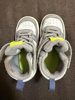 NIKE 子供用スニーカー グレー ホワイトのサムネイル