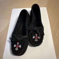 MINNETONKAビーズ装飾のブラックモカシン