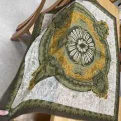 装飾的模様の大判スカーフ