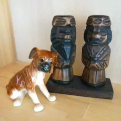 木彫人形2体と陶器製犬の置物