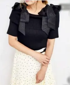 リボン付きオフショルダー半袖ニット