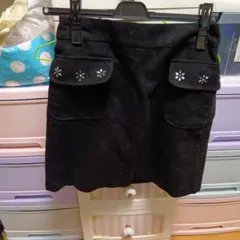 黒いタイトスカート 花のビジュー付き