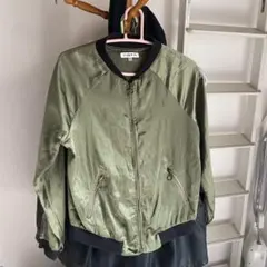 オリーブ色ジップアップボンバージャケット