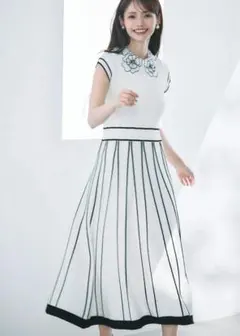 ２ＷＡＹフラワーレース襟付き配色ラインプリーツニットワンピース　オフホワイト