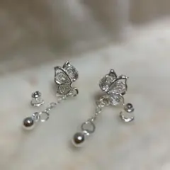 ピアス 蝶デザインのぶら下がりピアス