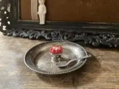 フランス　フェーヴ 魅惑の赤いデザート　苺のホイップパルフェ