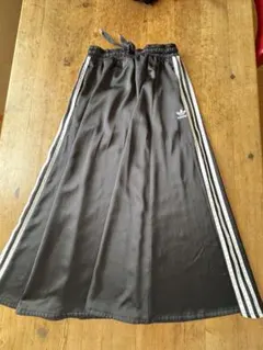 adidas ブラック フレアスカート ストライプ