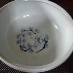 青い花模様の丸型ボウル