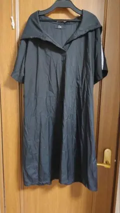 フード付き黒半袖ワンピース