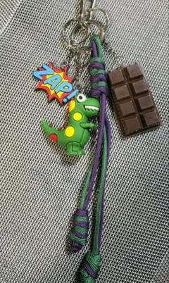 ハンドメイド　バックチャーム　じゃらじゃらキーホルダー　パラコード　チョコ　怪獣