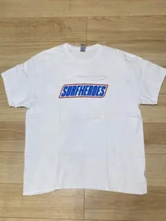 SURF HEROES サーフヒーローズ スニッカーズロゴ プリントTシャツ