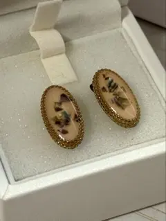 オーバル型金色ピアス