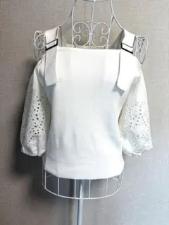 早い者勝❣️GRACE CONTINENTALカットワーク オフショルトップス36のサムネイル
