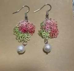 花模様のタティングレースピアス（ビーズ付き）