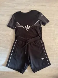 adidas Tシャツとショートパンツセット