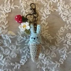 ハンドメイド　うさぎのコーンアイス型チャーム 水色＆ベージュ