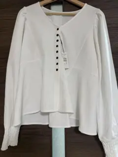 新品 未使用 ホワイト Vネック ボタン付きブラウスのサムネイル