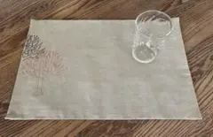 新品　木の刺繍　リネン　ランチョンマット 2枚セット