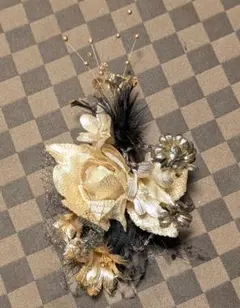 ゴールド ブラック 花モチーフ ブローチ