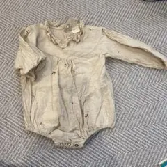 Noeul monbebe ベージュ フリル付き花柄刺繍ロンパース