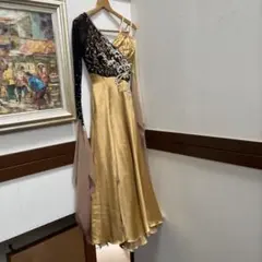 エレガントなゴールドと黒のパーティードレス