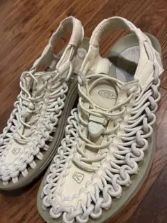 美品】KEEN UNEEK ユニーク サンダル 23.5 白 スリッポン - メルカリ