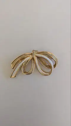 リボン型金色ブローチ