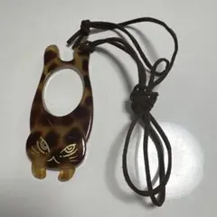 ダヤンのルーペペンダント　べっ甲調　猫形