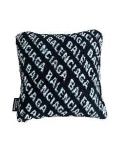 美品 バレンシアガ クッション ロゴ ブラック BALENCIAGA - メルカリ