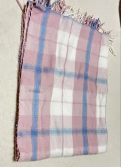 ピンクと白の　チェック柄マフラー